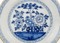 Delft vers 1750 - Manufacture L’Aiguière de Porcelaine Rare plat en faïence à décor de branches de Bambou