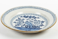 Delft vers 1750 - Manufacture L’Aiguière de Porcelaine Rare plat en faïence à décor de branches de Bambou