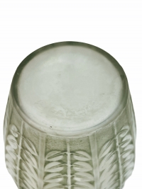 Vase &quot;Tournai&quot; verre blanc patiné vert de René LALIQUE