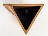 Vase triangulaire par Annie Fourmanoir - exposition en cours