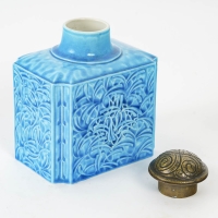 Boîte à thé bleue en porcelaine de la manufacture de Sèvres à décor floral Art Déco, circa 1920