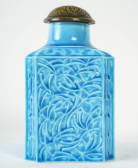 Boîte à thé bleue en porcelaine de la manufacture de Sèvres à décor floral Art Déco, circa 1920