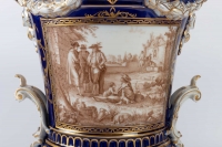 Paire de vases couverts en porcelaine 19e siècle