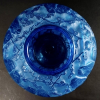 Vase &quot;Perruches&quot; verre bleu électrique patiné blanc de René LALIQUE