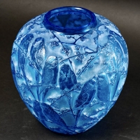 Vase &quot;Perruches&quot; verre bleu électrique patiné blanc de René LALIQUE
