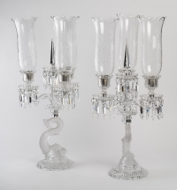 Grande paire de candélabres à trois lumières et pampilles modéle délphine en cristal signé Baccarat