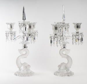 Grande paire de candélabres à trois lumières et pampilles modéle délphine en cristal signé Baccarat|||||||||||