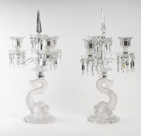 Grande paire de candélabres à trois lumières et pampilles modéle délphine en cristal signé Baccarat