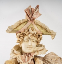 Buste d&#039;une femme élégante à chapeau, fin XIXème