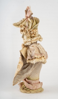 Buste d&#039;une femme élégante à chapeau, fin XIXème