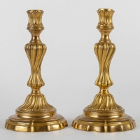 Paire de bougeoirs « Au Roi » montée en lampes à fûts torsadés en bronze ciselé et doré vers 1750