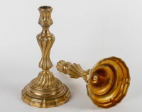 Paire de bougeoirs « Au Roi » montée en lampes à fûts torsadés en bronze ciselé et doré vers 1750