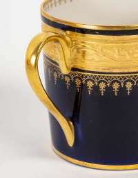 12 tasses couleurs à incrustations or, XIXème siècle