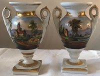 Paire de petits vases en porcelaine, d&#039;époque Louis Philippe. Réf: Charles 11.