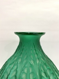 Vase &quot;Malesherbes&quot; verre vert émeraude patiné blanc de René LALIQUE