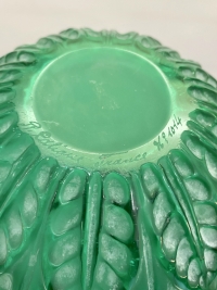 Vase &quot;Malesherbes&quot; verre vert émeraude patiné blanc de René LALIQUE