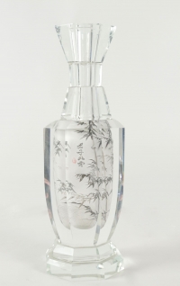 Vase en cristal au décor chinoisant, XXème siècle.