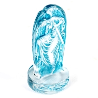Cachet &quot;Victoire&quot; verre blanc patiné bleu de René LALIQUE