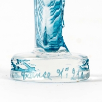 Cachet &quot;Victoire&quot; verre blanc patiné bleu de René LALIQUE