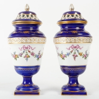 Paire de petites urnes à couvercle en porcelaine, manufacture Samson dans le goût de Sèvres, XIXe siècle