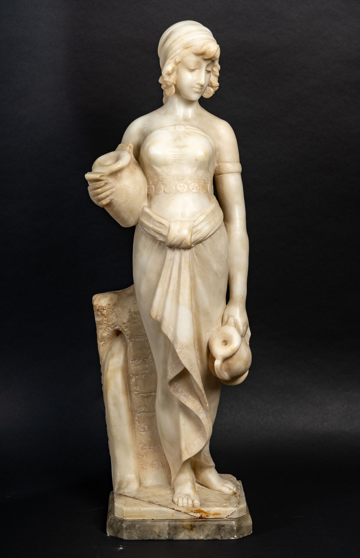 Statue en albatre &quot;Porteuse d&#039;eau&quot;, XIXème-XXème siècle||||||||||||