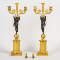 Paire de candélabres d’époque Empire en bronze à décor d’Amours ailés vers 1810-1815