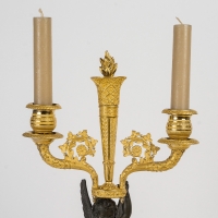 Paire de candélabres d’époque Empire en bronze à décor d’Amours ailés vers 1810-1815