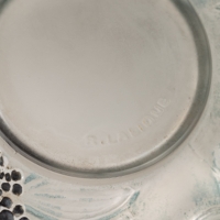 Vase &quot;Dahlias&quot; verre blanc patiné bleu et émaillé noir d&#039;origine de René LALIQUE