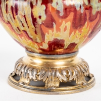 Élégant petit vase en grès flammé de Lunéville, monté sur un socle en argent poinçonné, circa 1890-1900