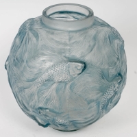 Vase &quot;Formose&quot; verre blanc patiné bleu de René LALIQUE