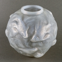 Vase &quot;Formose&quot; verre opalescent double couche patiné gris de René LALIQUE