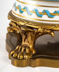 Bonbonnière en porcelaine montée sur bronze, XIXème siècle