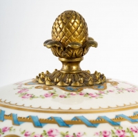 Bonbonnière en porcelaine montée sur bronze, XIXème siècle