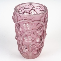 Vase « Raisins » verre blanc patiné rose de René LALIQUE