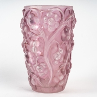 Vase « Raisins » verre blanc patiné rose de René LALIQUE