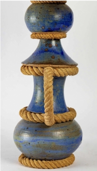 1950 Lampe en céramique habillée de corde réalisé par Audoux Minet