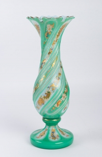 Vase en opaline émaillée et dorée 19e siècle