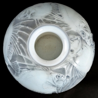 Vase &quot;Poissons&quot; verre opalescent double couche patiné gris de René LALIQUE