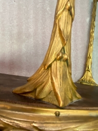 1970′ Table Tripartite Maison Charles Forme Arbaléte, Jansen Ou Baguès Décor Palmier en Bronze Doré avec Plateaux Marbre