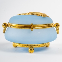 Bonbonnière en verre sablé, ornée d&#039;un lézard doré, XIXe siècle, Napoléon III.
