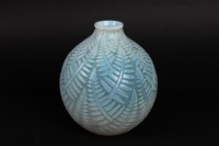 Vase « Espalion » verre opalescent patiné bleu-gris de René LALIQUE