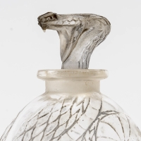 Flacon &quot;Serpent&quot; verre blanc patiné gris de René LALIQUE