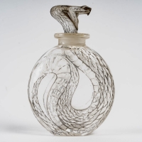 Flacon &quot;Serpent&quot; verre blanc patiné gris de René LALIQUE