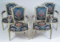 Série de quatre fauteuils d’époque Louis XVI à dossiers chapeau de gendarme en bois naturel laqué vers 1780