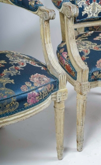 Série de quatre fauteuils d’époque Louis XVI à dossiers chapeau de gendarme en bois naturel laqué vers 1780