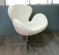 Arne Jacobsen, paire de fauteuils &quot;swan&quot;, cuir, XXth