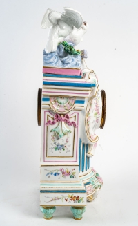 Pendule en porcelaine cadran émaillé, style Louis XV, XXème siècle
