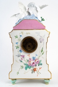 Pendule en porcelaine cadran émaillé, style Louis XV, XXème siècle