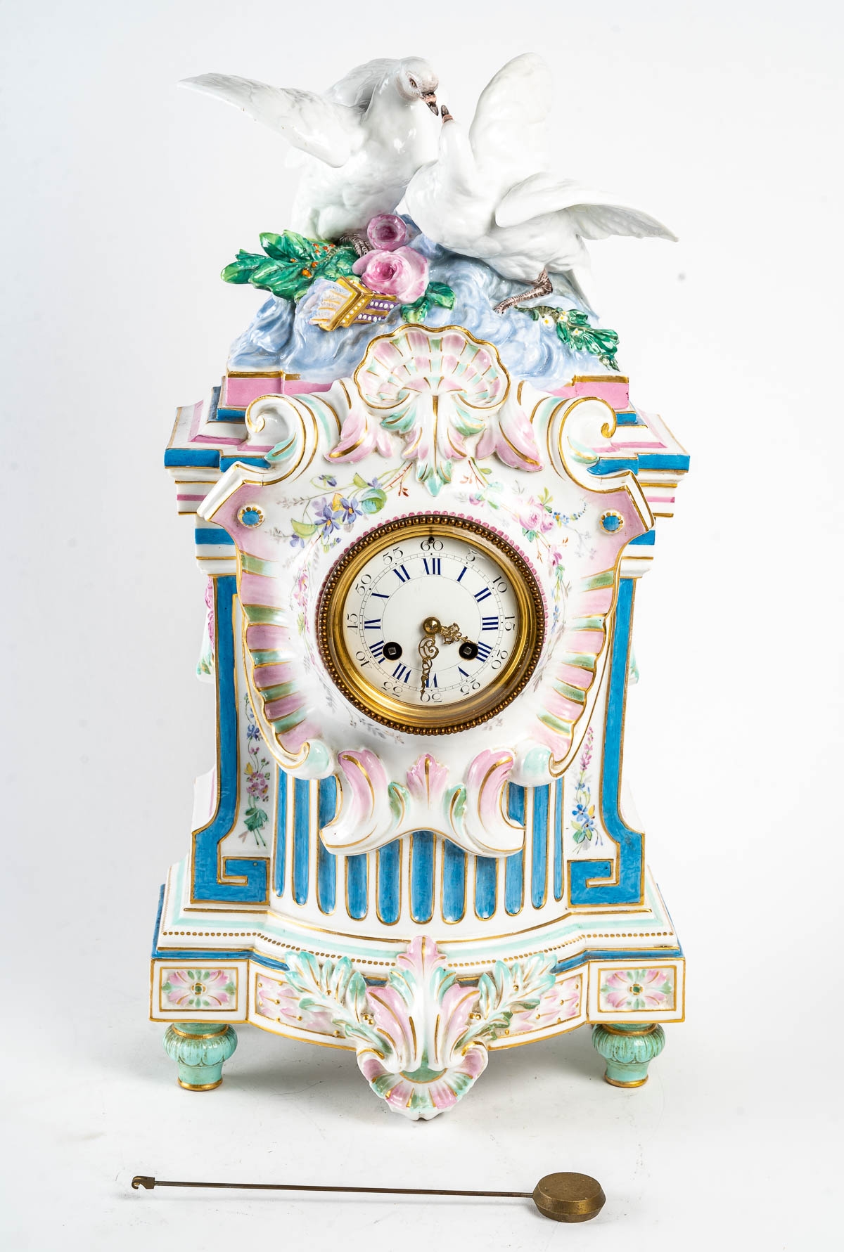 Pendule en porcelaine cadran émaillé, style Louis XV, XXème siècle|||||||||