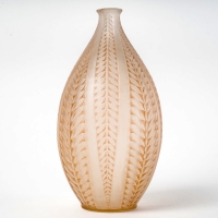 Vase « Acacia » en verre blanc patiné sépia de René LALIQUE